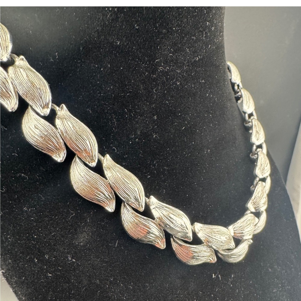 Vintage Lisner Silver Tone Necklace Leaf Link Choker Adjustable Brushed Texture